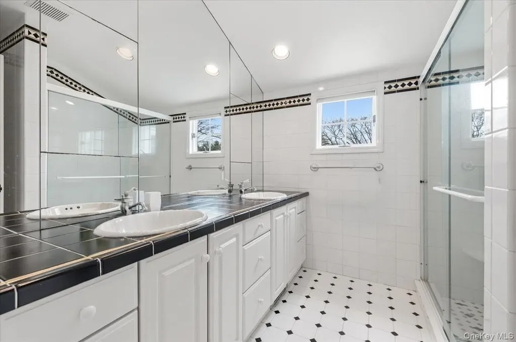 1040 Links Road Woodmere NY 11598