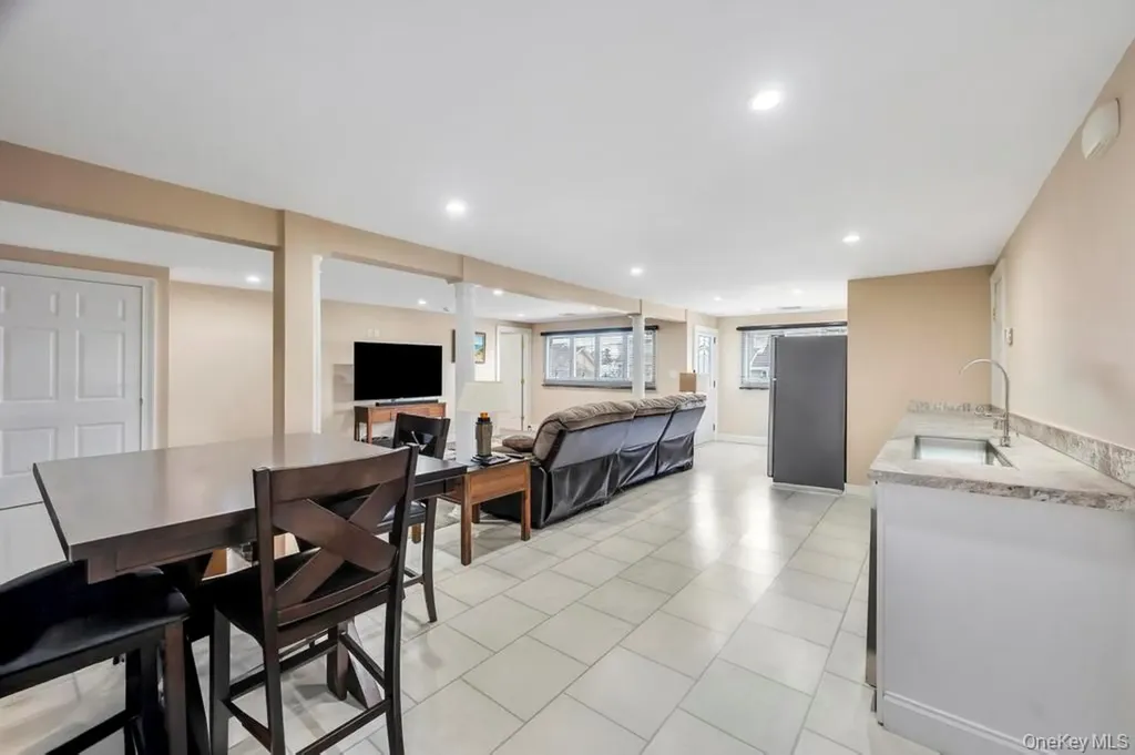 5 Kittiwake Lane Babylon NY 11702
