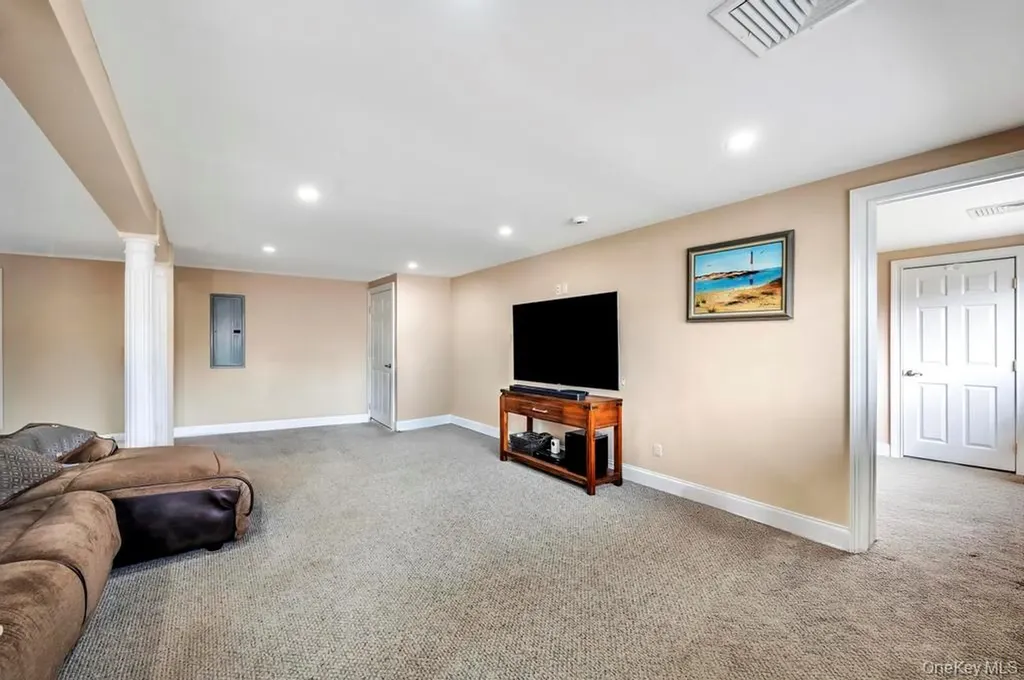 5 Kittiwake Lane Babylon NY 11702