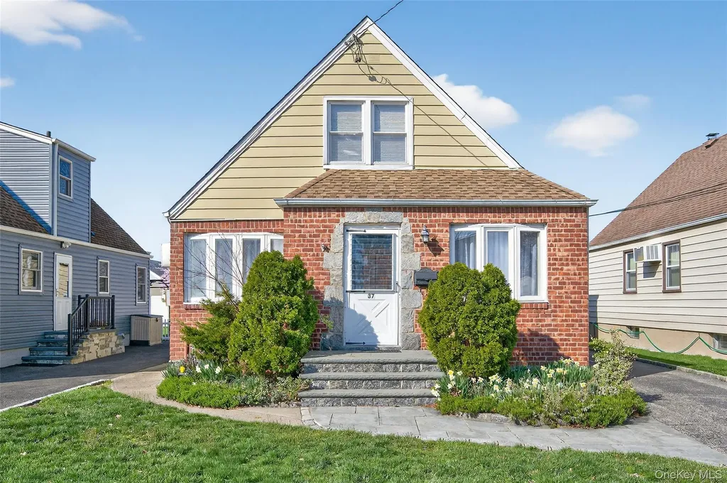 37 Manhattan Avenue Westbury NY 11590
