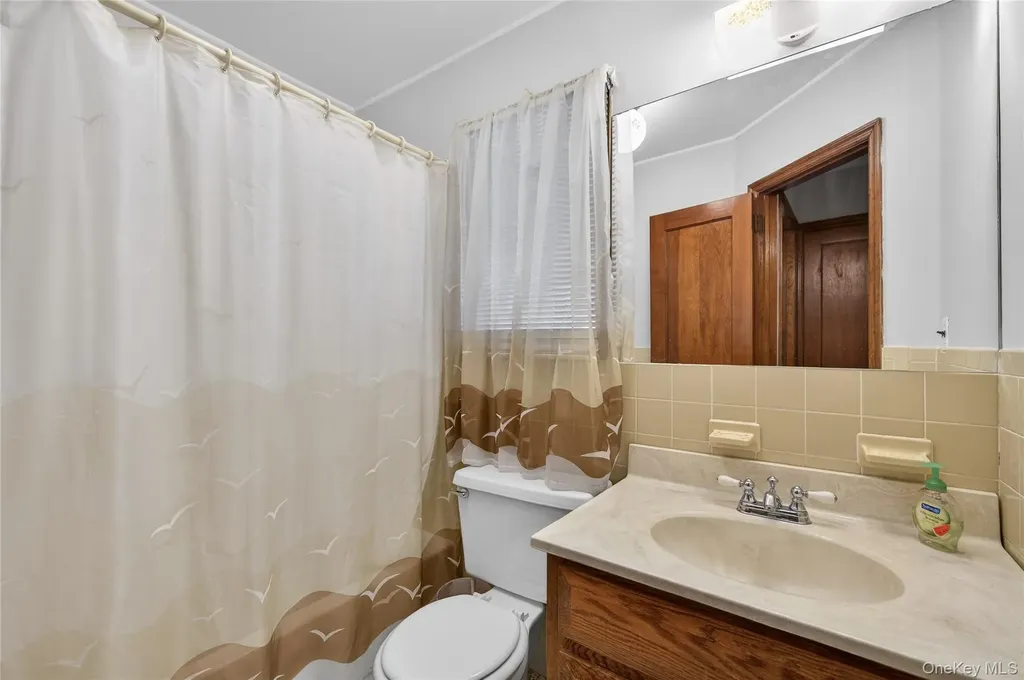 37 Manhattan Avenue Westbury NY 11590