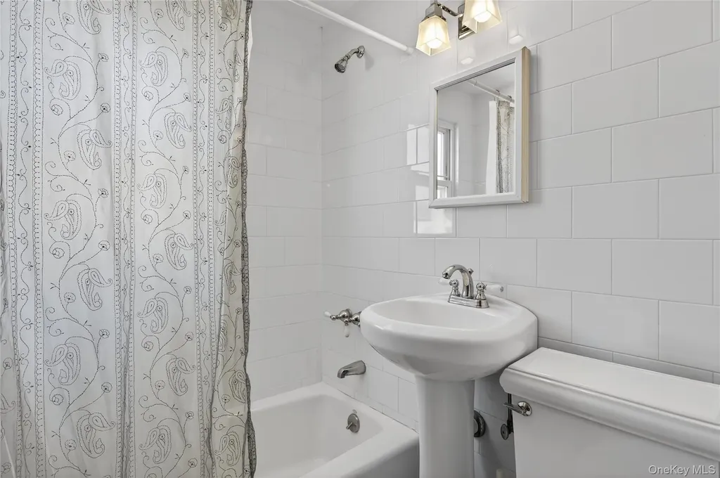 37 Manhattan Avenue Westbury NY 11590