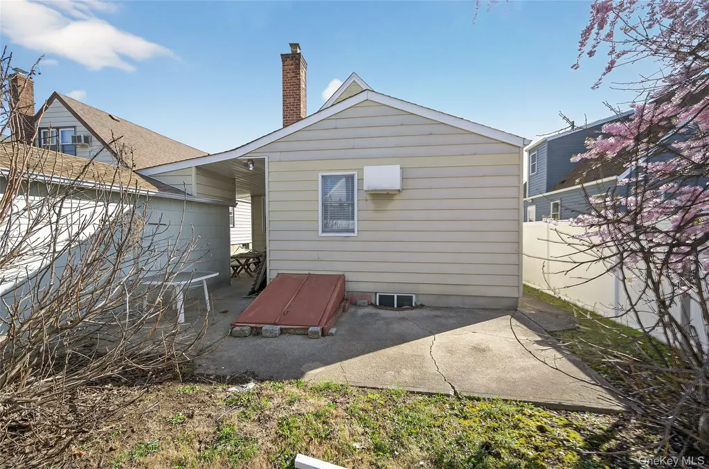 37 Manhattan Avenue Westbury NY 11590