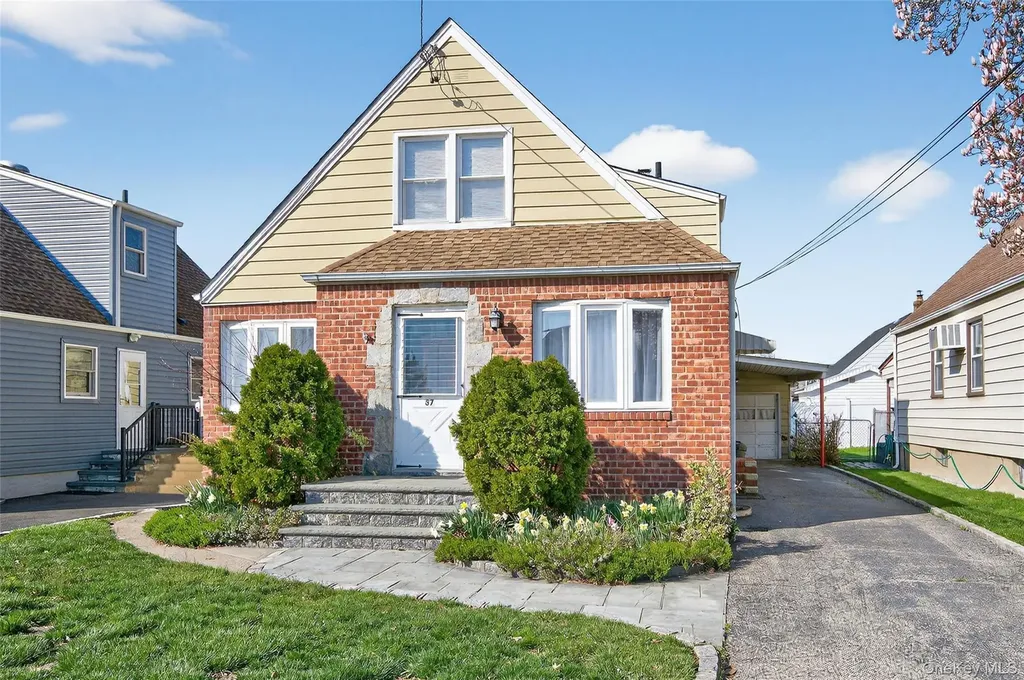 37 Manhattan Avenue Westbury NY 11590
