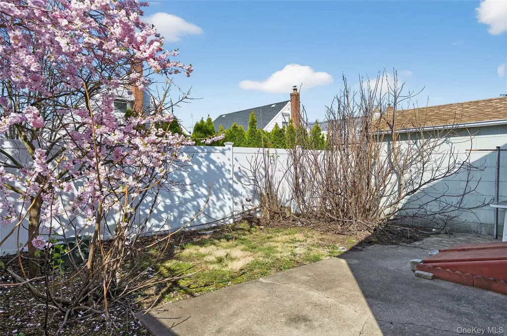 37 Manhattan Avenue Westbury NY 11590