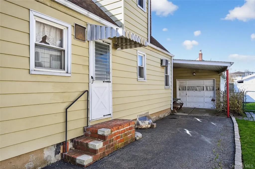 37 Manhattan Avenue Westbury NY 11590