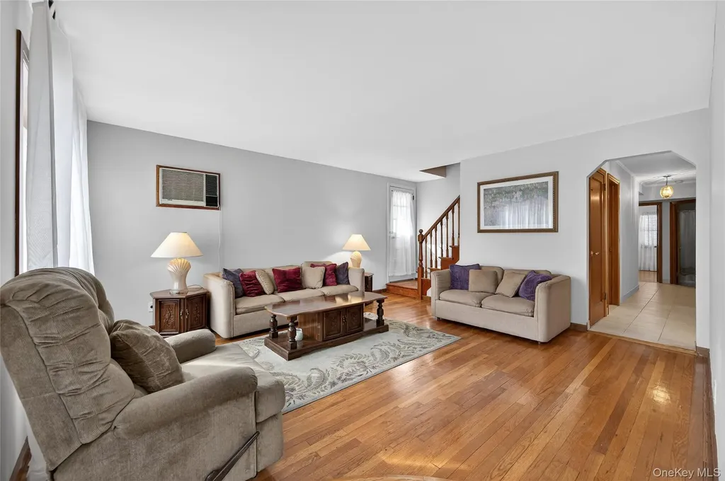 37 Manhattan Avenue Westbury NY 11590
