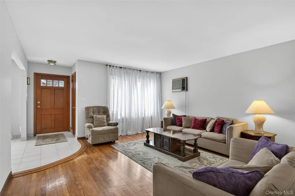 37 Manhattan Avenue Westbury NY 11590