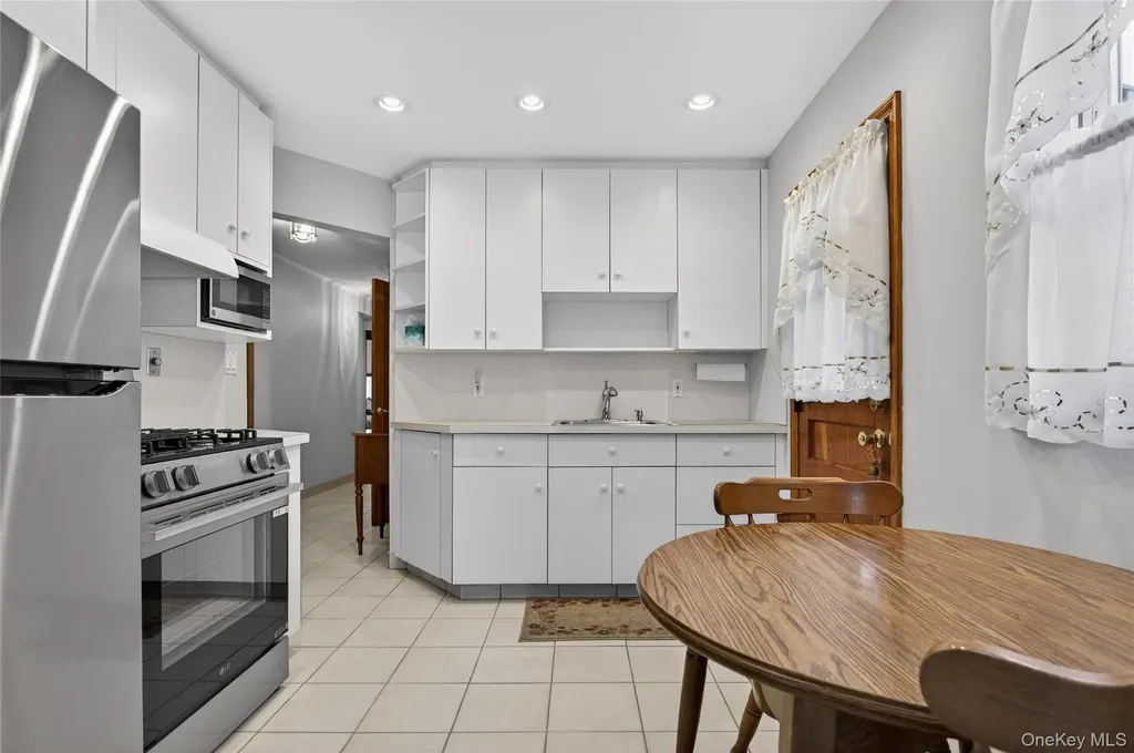 37 Manhattan Avenue Westbury NY 11590