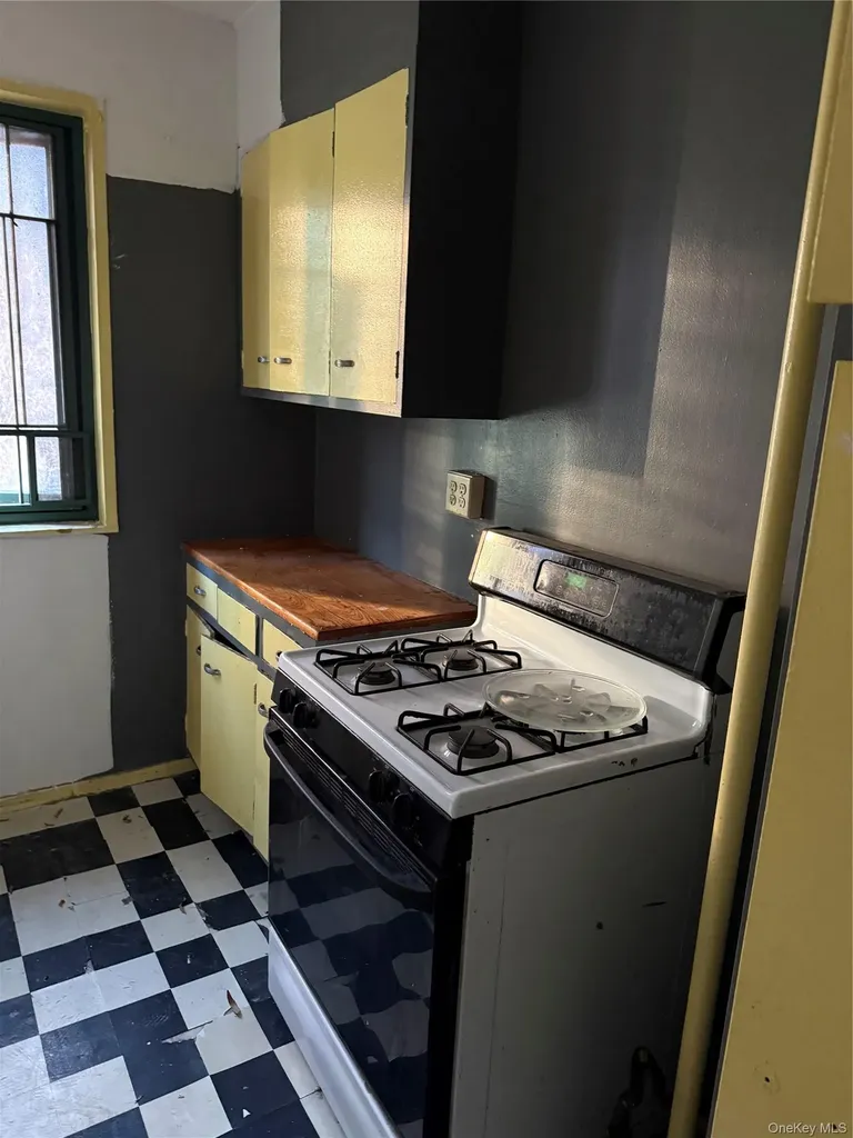 1560 Metropolitan Avenue Bronx NY 10462