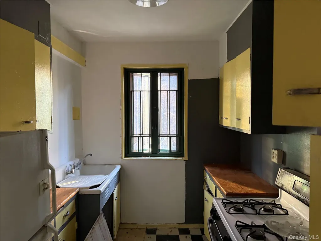 1560 Metropolitan Avenue Bronx NY 10462