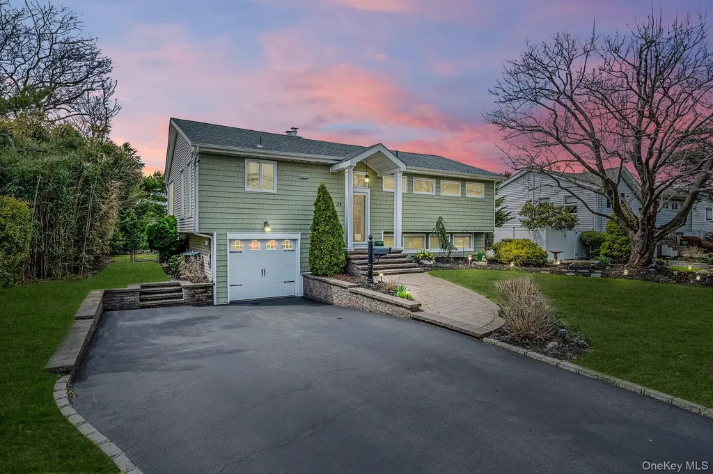 34 Secatogue Lane E West Islip NY 11795