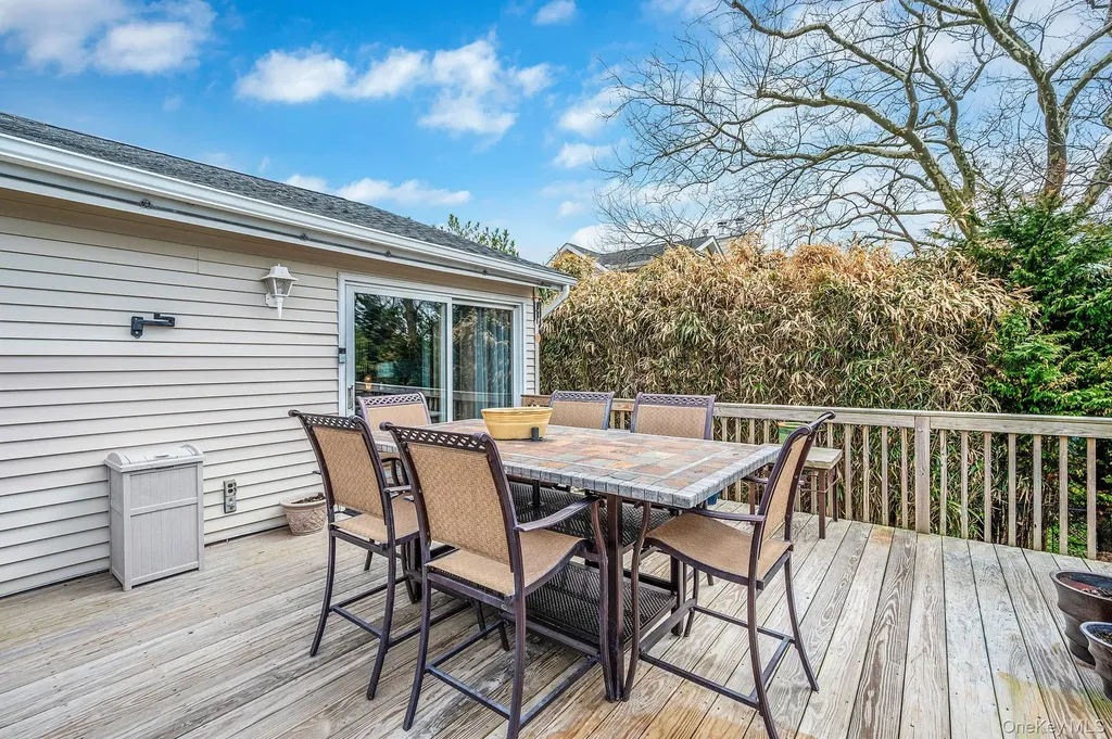 34 Secatogue Lane E West Islip NY 11795