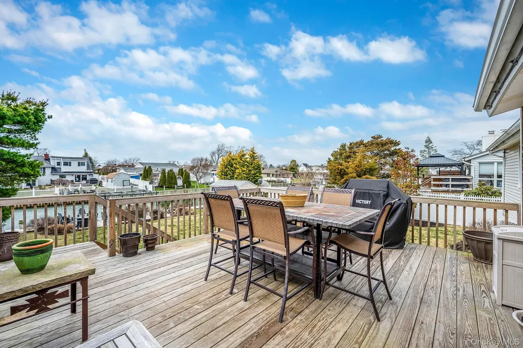 34 Secatogue Lane E West Islip NY 11795