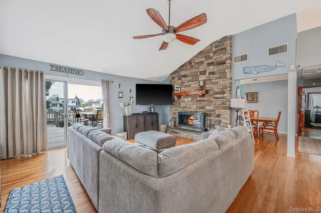 34 Secatogue Lane E West Islip NY 11795