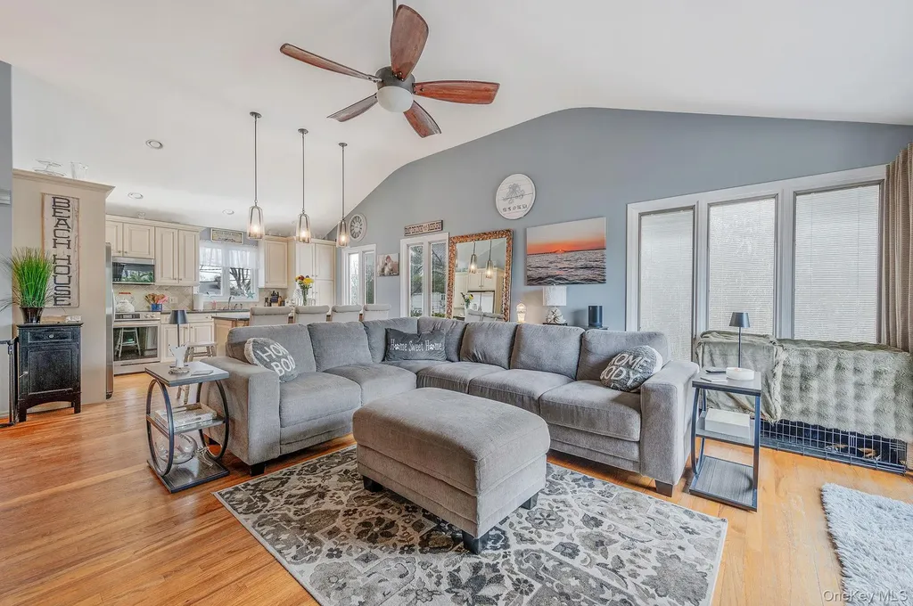 34 Secatogue Lane E West Islip NY 11795