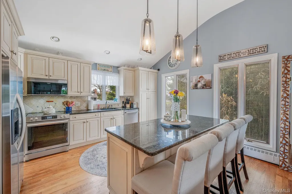34 Secatogue Lane E West Islip NY 11795