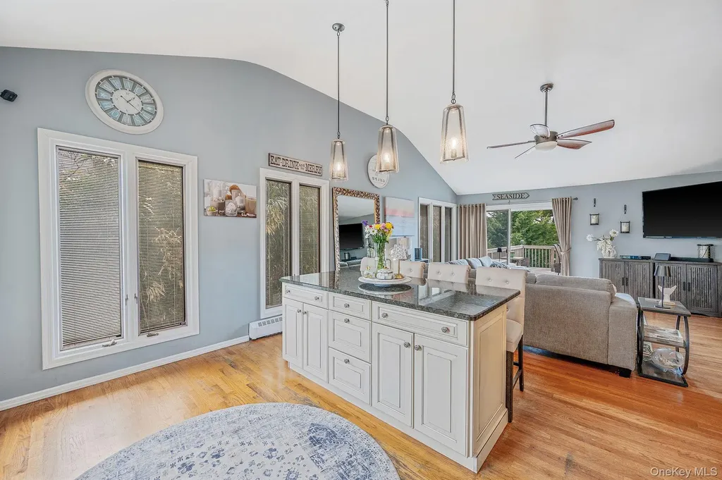 34 Secatogue Lane E West Islip NY 11795