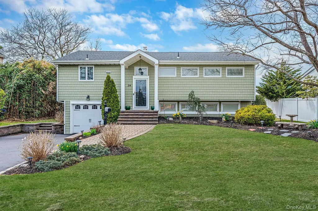 34 Secatogue Lane E West Islip NY 11795