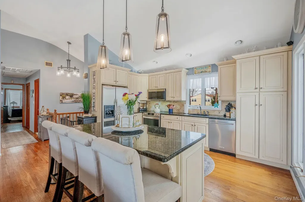 34 Secatogue Lane E West Islip NY 11795