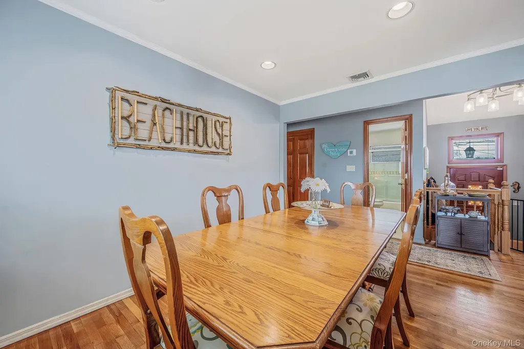 34 Secatogue Lane E West Islip NY 11795