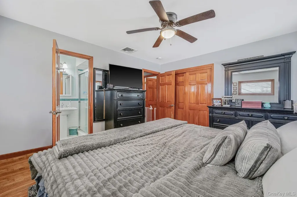 34 Secatogue Lane E West Islip NY 11795