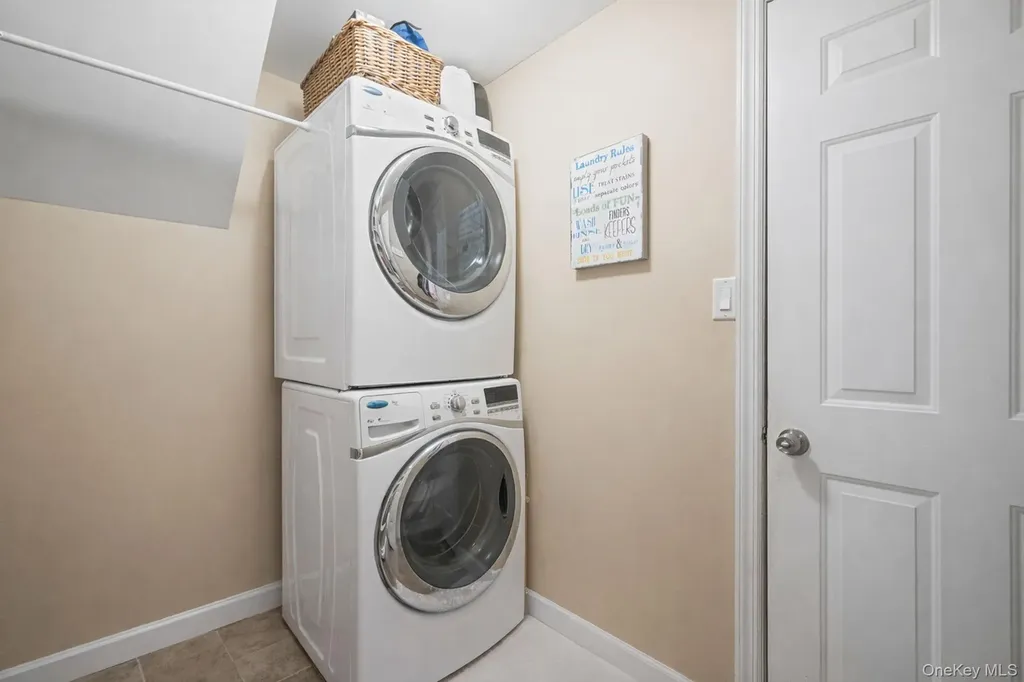 34 Secatogue Lane E West Islip NY 11795