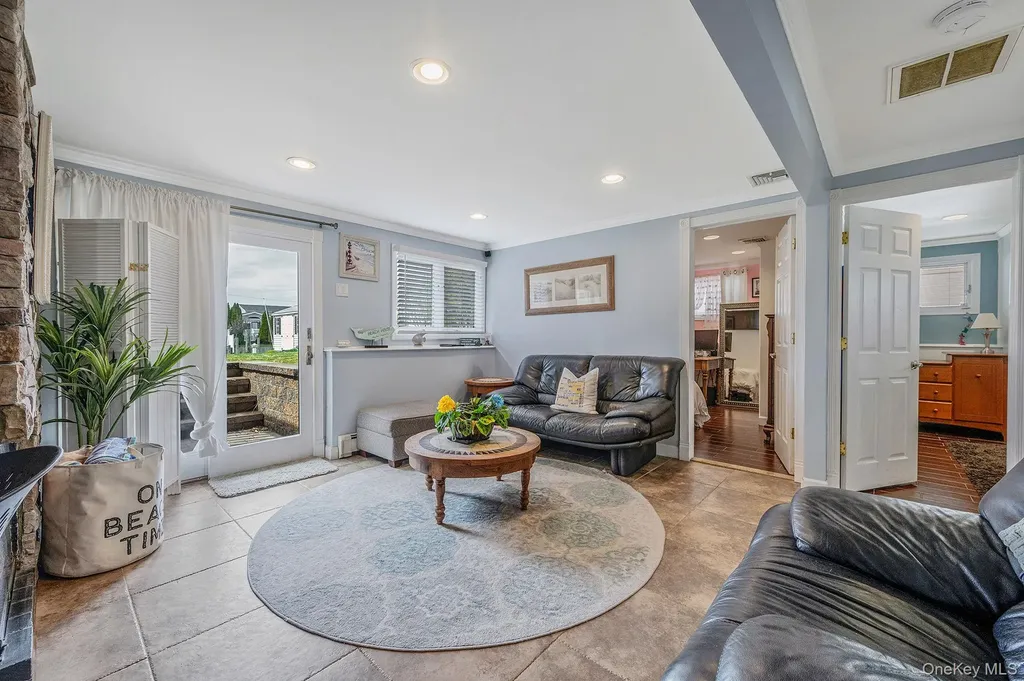 34 Secatogue Lane E West Islip NY 11795