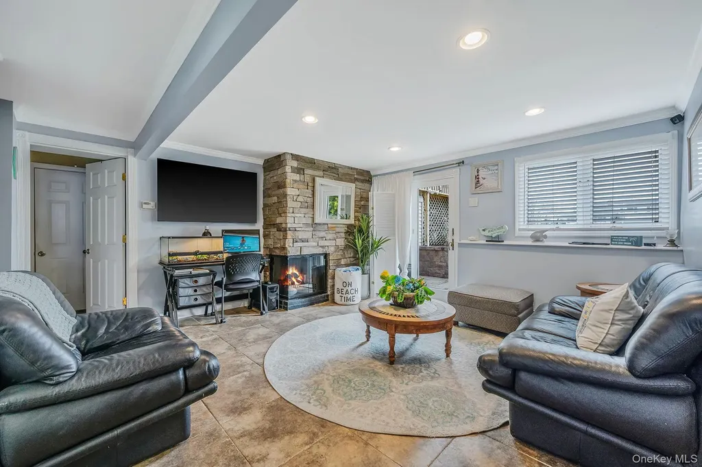 34 Secatogue Lane E West Islip NY 11795