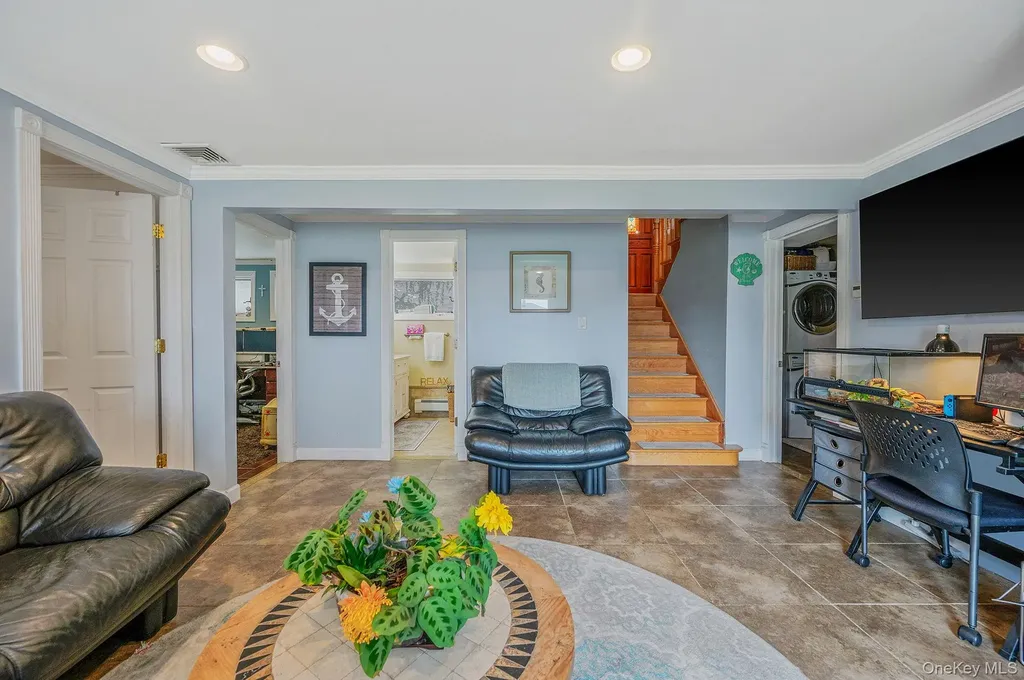 34 Secatogue Lane E West Islip NY 11795