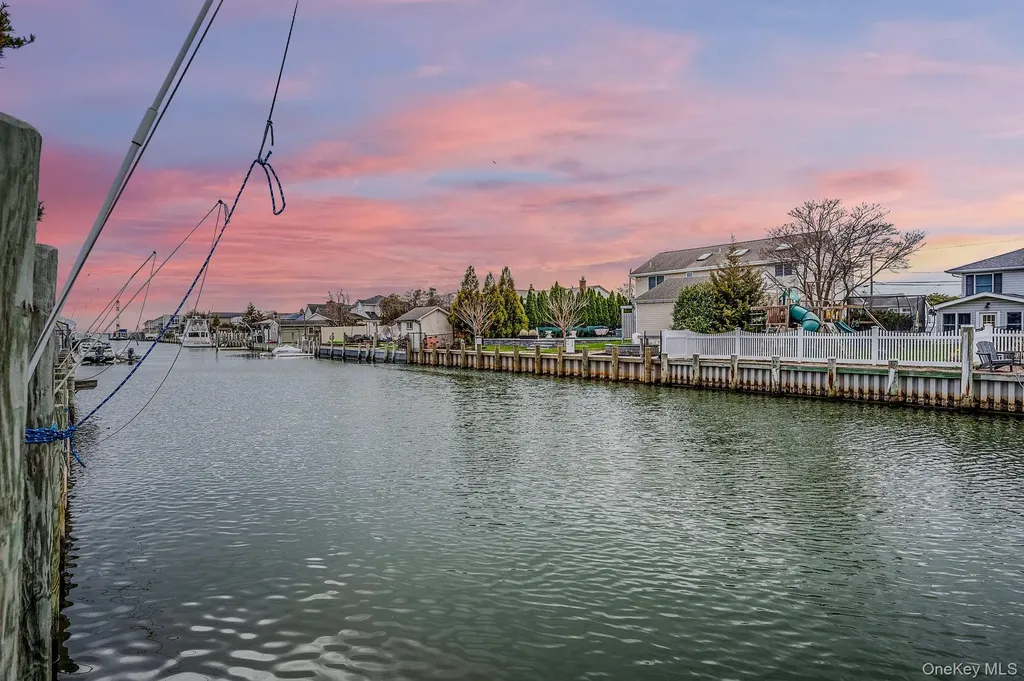 34 Secatogue Lane E West Islip NY 11795