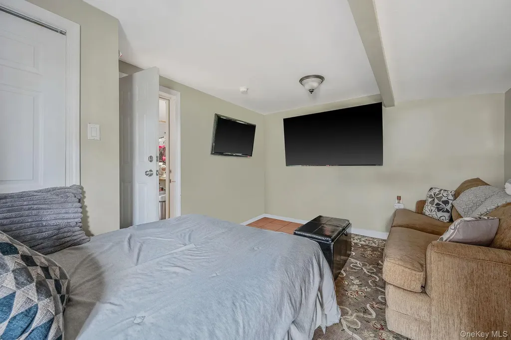 34 Secatogue Lane E West Islip NY 11795