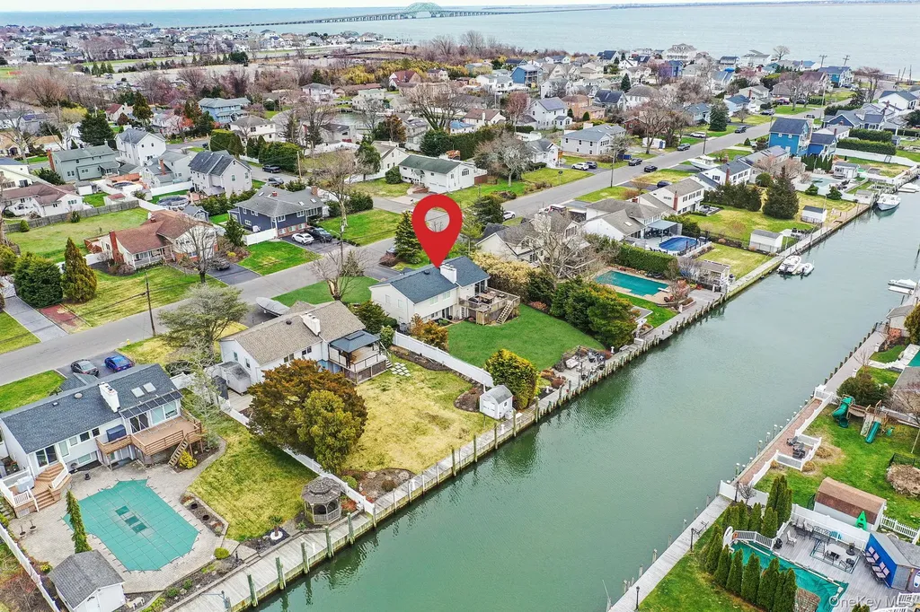 34 Secatogue Lane E West Islip NY 11795