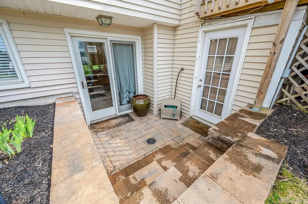 34 Secatogue Lane E West Islip NY 11795