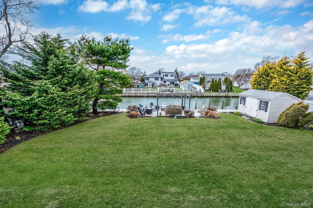 34 Secatogue Lane E West Islip NY 11795