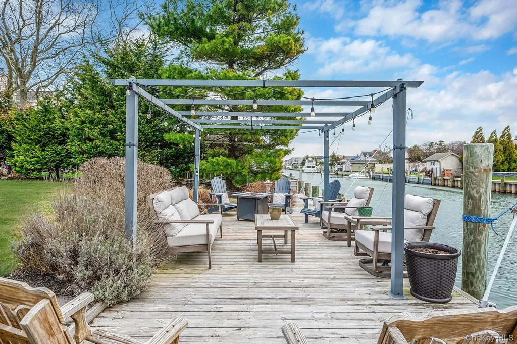 34 Secatogue Lane E West Islip NY 11795