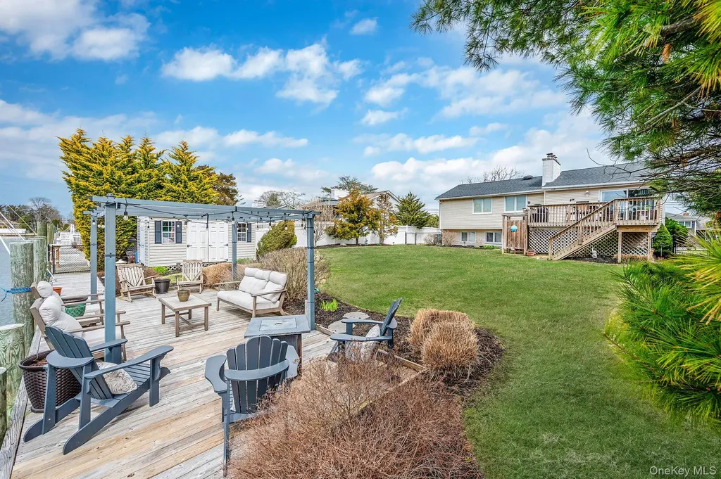 34 Secatogue Lane E West Islip NY 11795