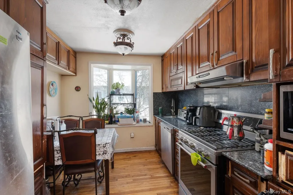 569 Peninsula Boulevard Cedarhurst NY 11516