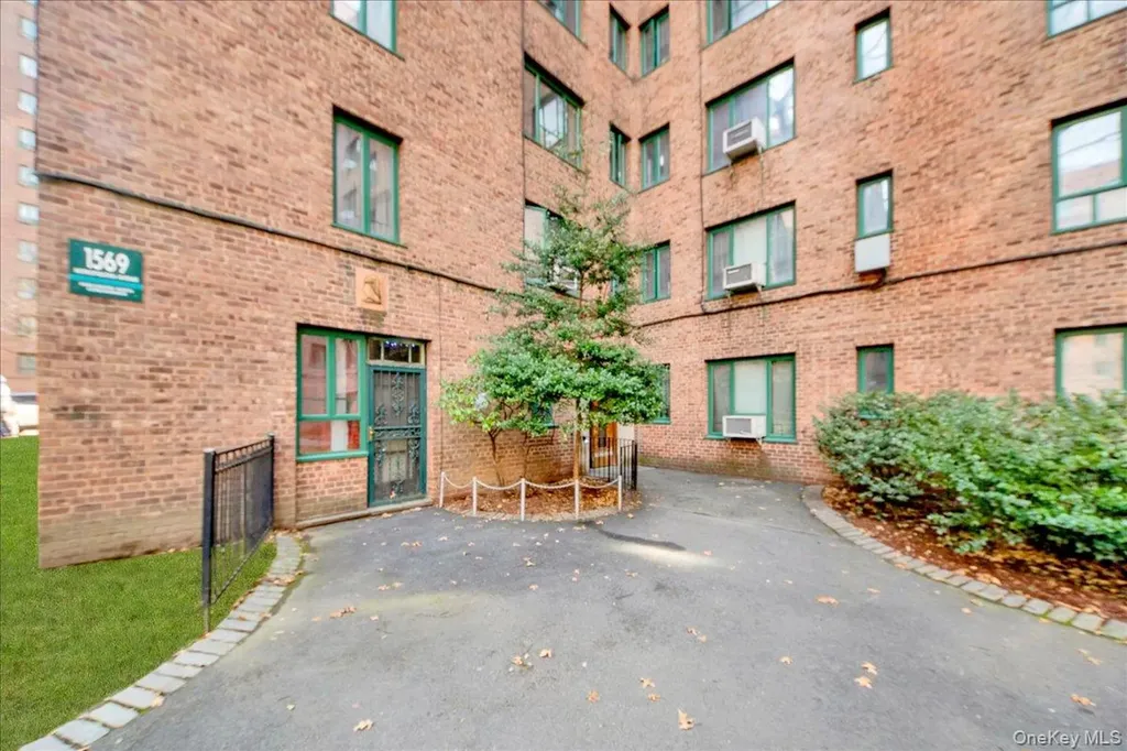 1569 Metropolitan Avenue Bronx NY 10462