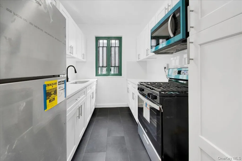 1569 Metropolitan Avenue Bronx NY 10462