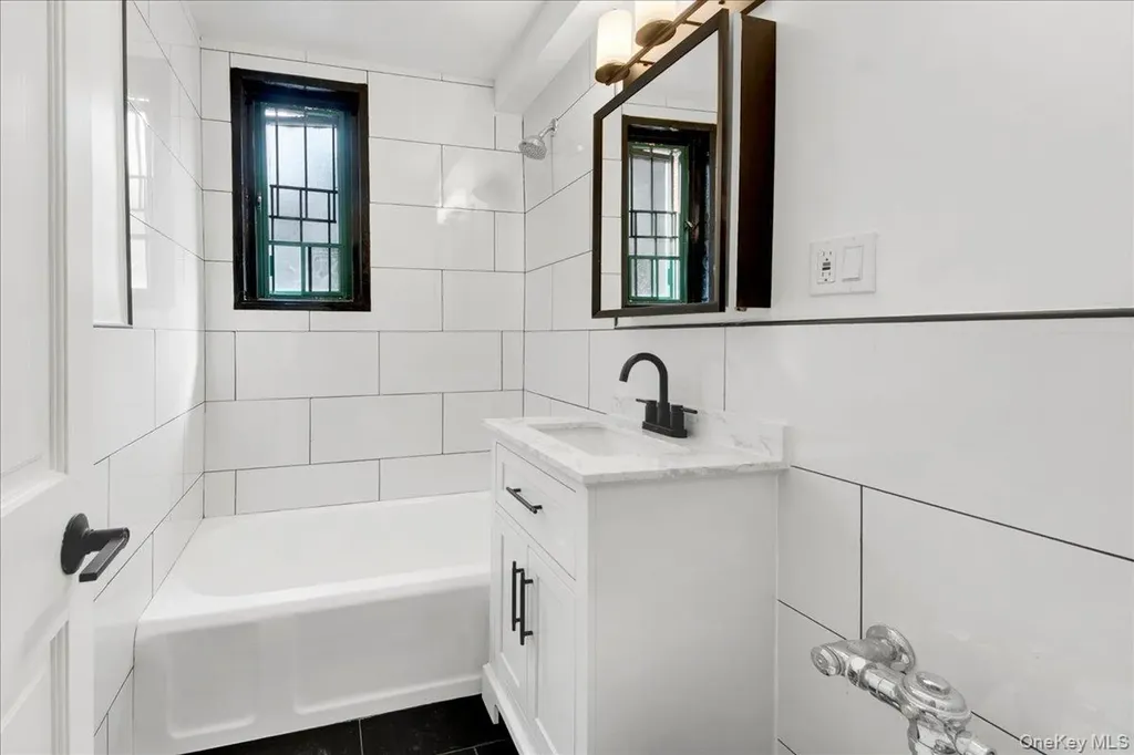 1569 Metropolitan Avenue Bronx NY 10462