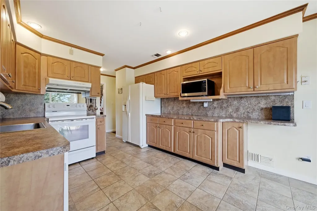 282 Helm Lane Bay Shore NY 11706