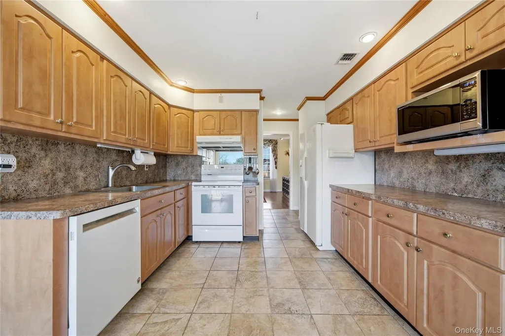 282 Helm Lane Bay Shore NY 11706
