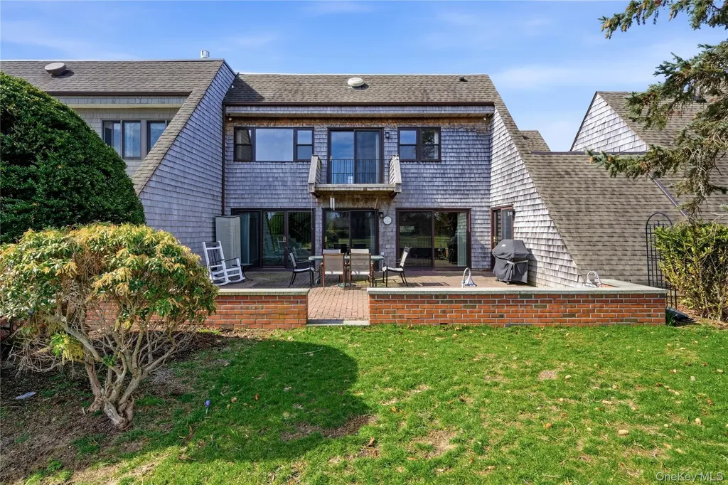 282 Helm Lane Bay Shore NY 11706