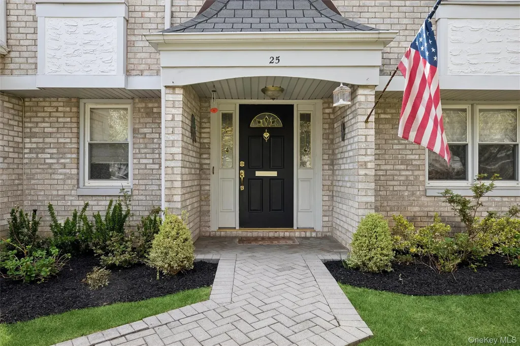 25 Fairway Circle S Manhasset NY 11030