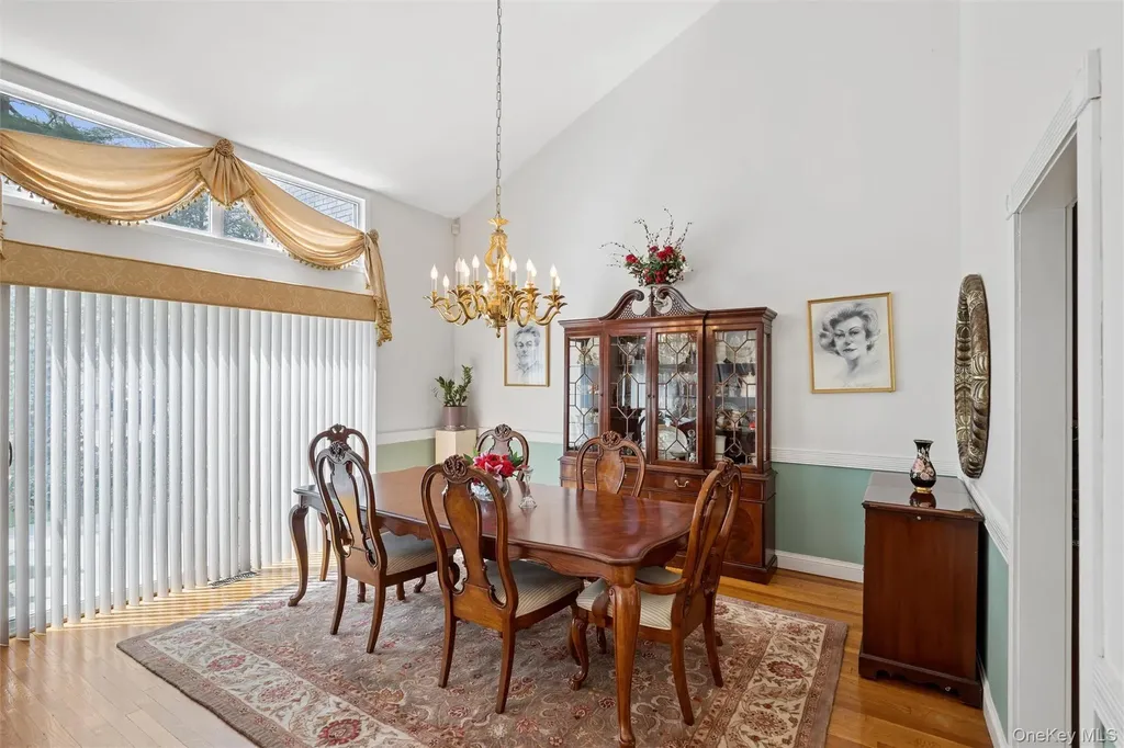25 Fairway Circle S Manhasset NY 11030