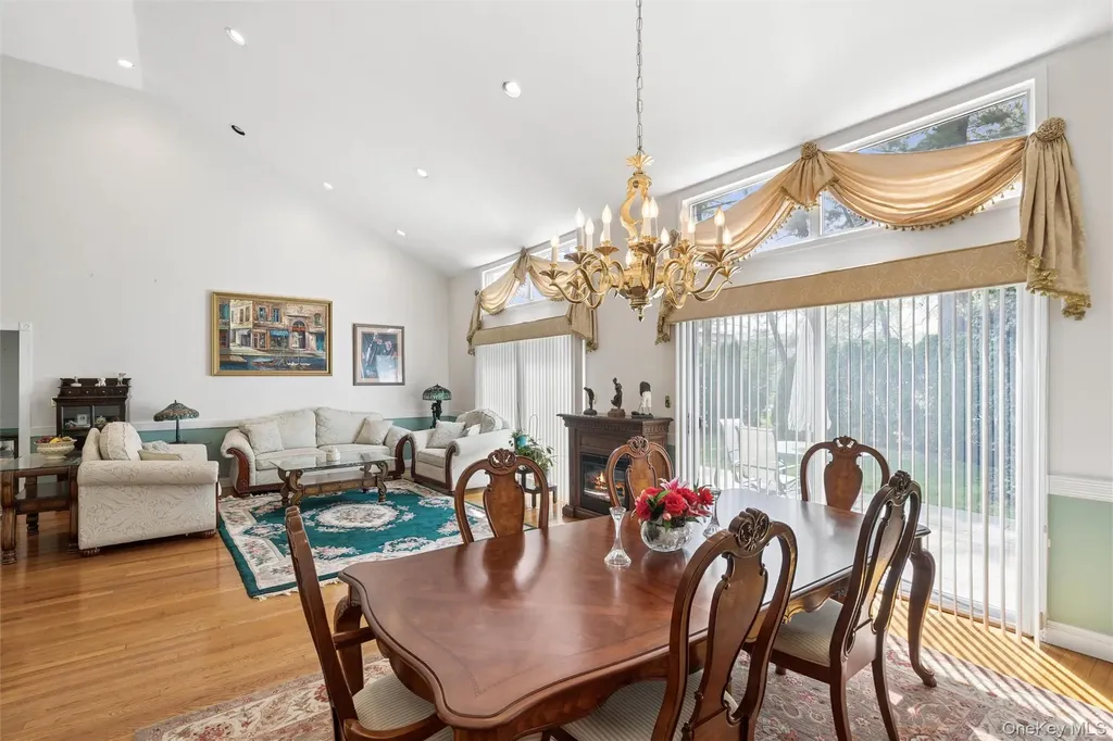 25 Fairway Circle S Manhasset NY 11030