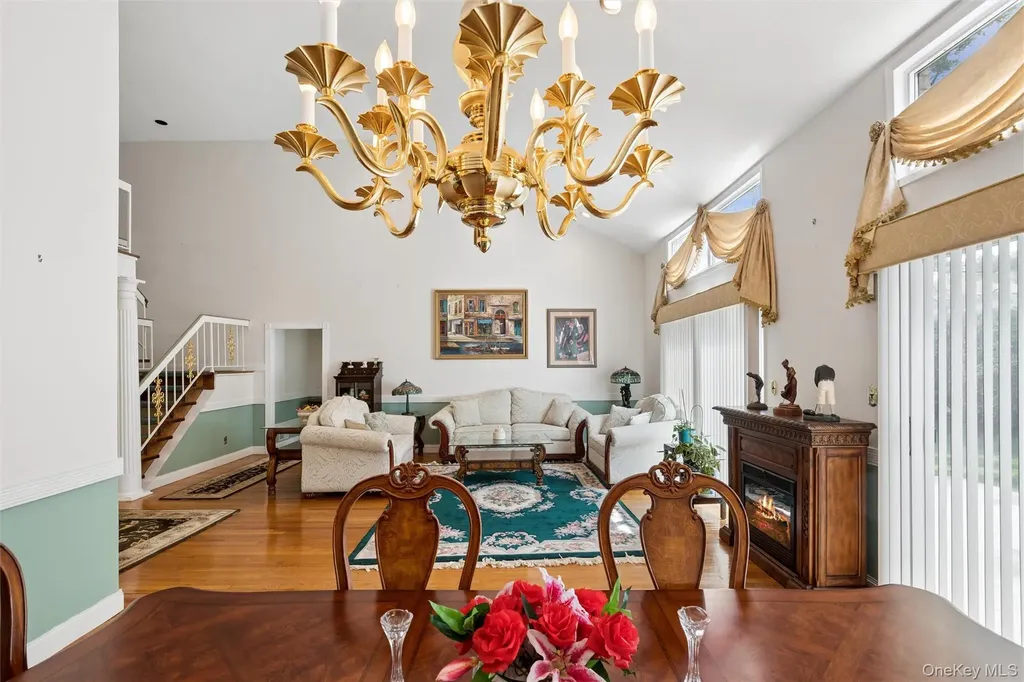 25 Fairway Circle S Manhasset NY 11030