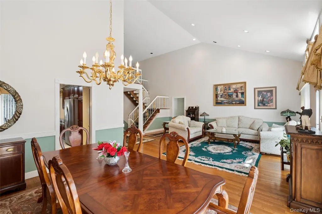 25 Fairway Circle S Manhasset NY 11030