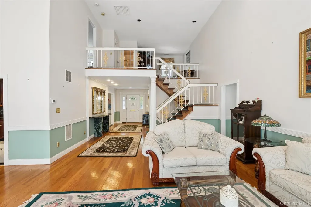 25 Fairway Circle S Manhasset NY 11030